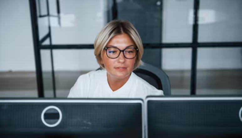 IT help desk technician supporting a customer.